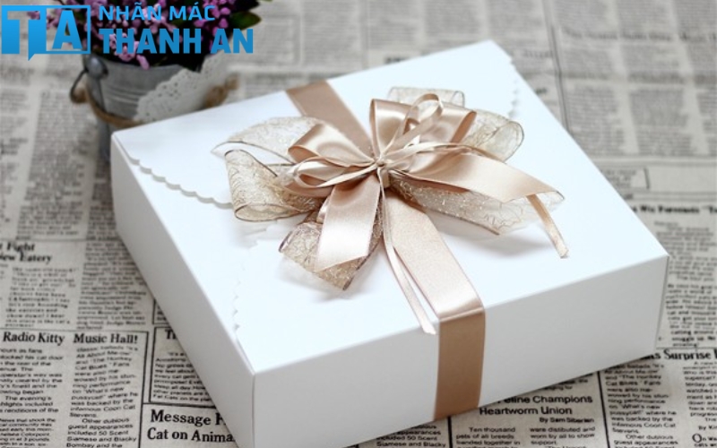 Sử dụng ruy băng để trang trí hộp quà giúp nâng cao tính thẩm mỹ